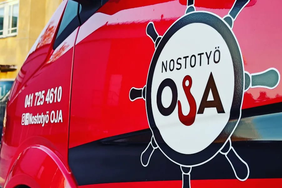 Autoteippaus logolla ja osoitteilla ajoneuvoon
