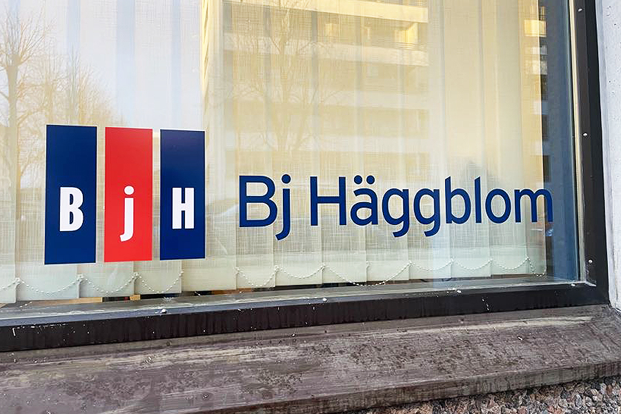 ikkunateippaus logoteippaus kaupan liikkeen ikkunaan