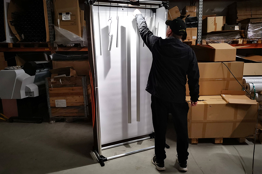 Siirrettävä palkintokoroke jossa on vaihdettava grafiikka.