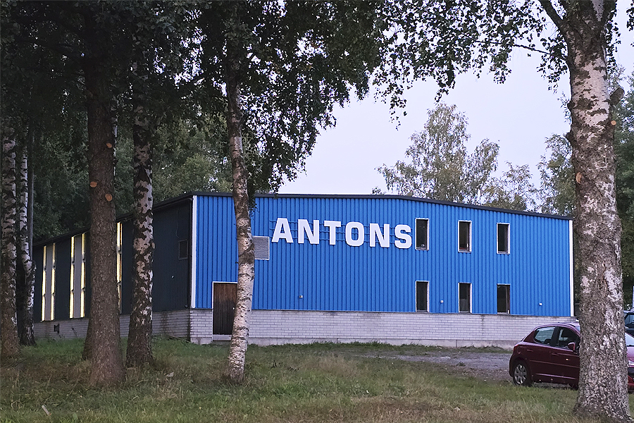 Edullinen kohokirjain joka saa logosi näppärästi esille.